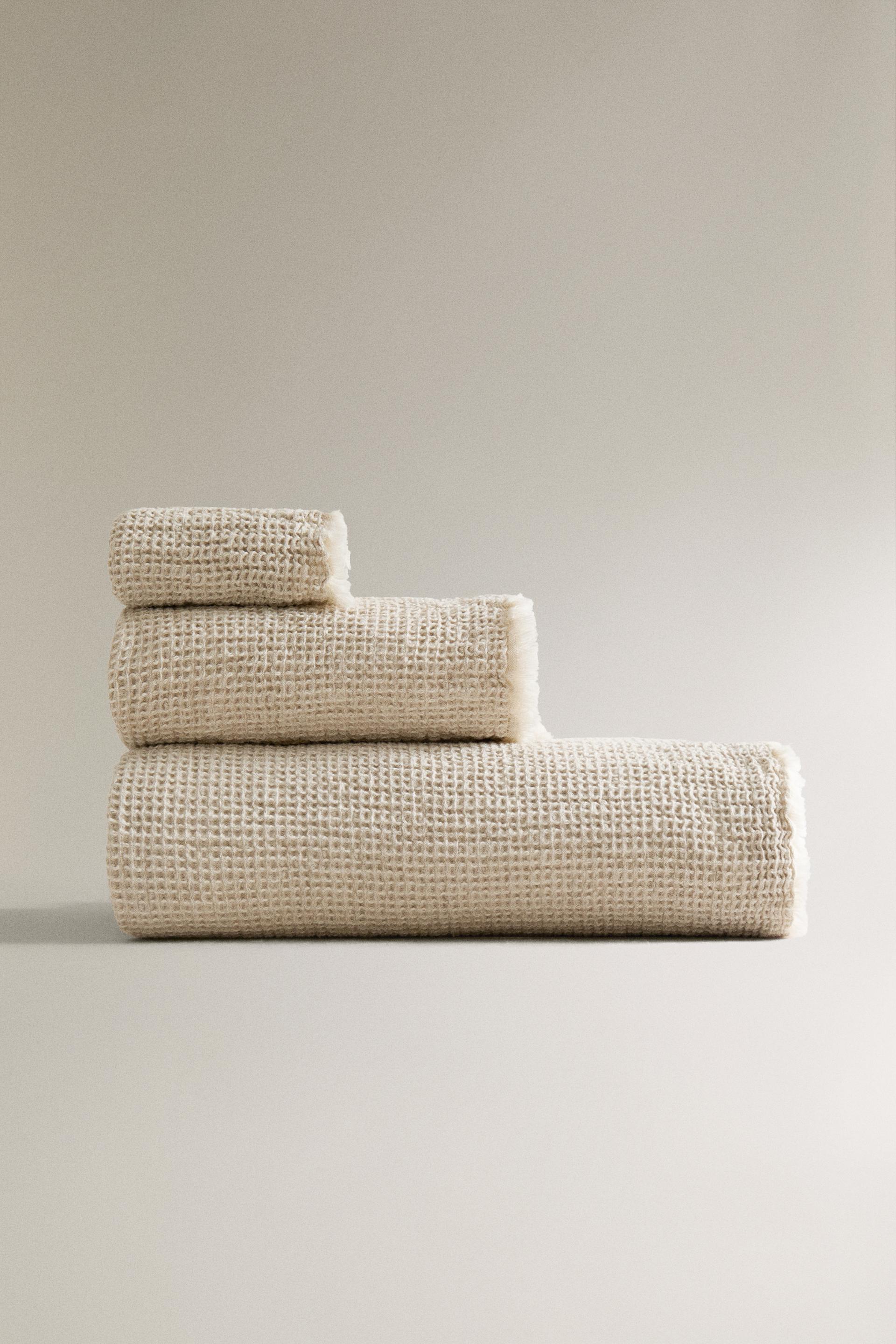 FADED COTTON AND LINEN WAFFLE-KNIT TOWEL ZARA