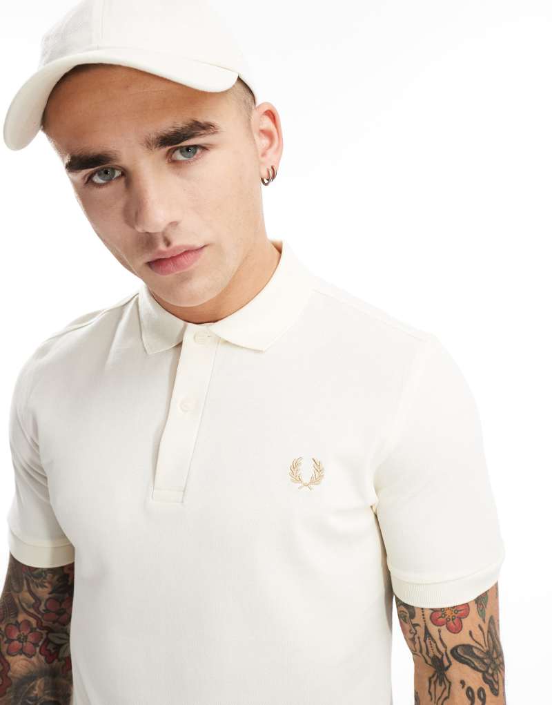 Поло Fred Perry цвета слоновой кости с вышивкой логотипа и классическим фасоном Fred Perry