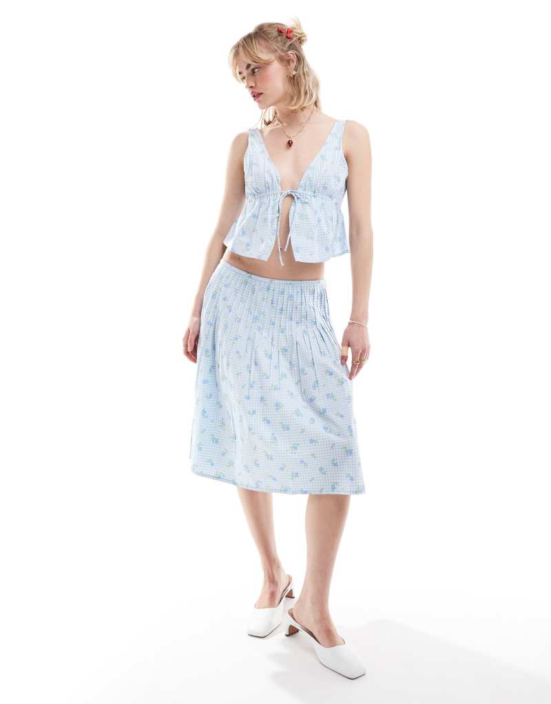 Motel ditsy floral gingham pleat midi skirt in baby blue Motel