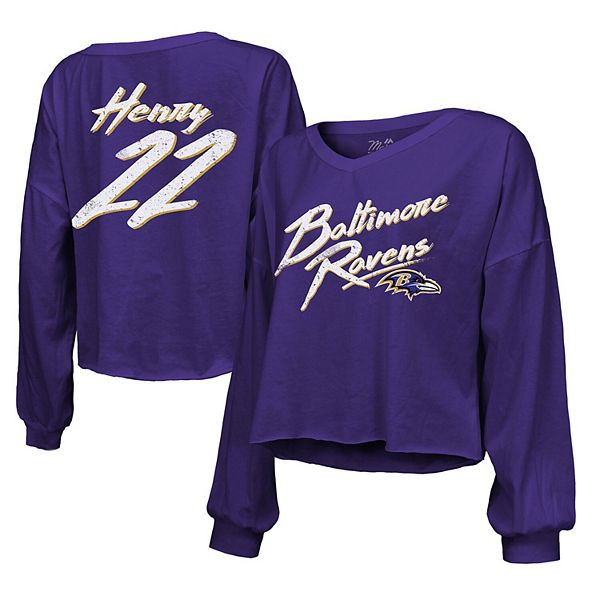 Женская Футболка Majestic Threads Derrick Henry Purple Baltimore Ravens Name & Number Off-Shoulder Script Cropped Long Sleeve V-Neck Majestic Threads