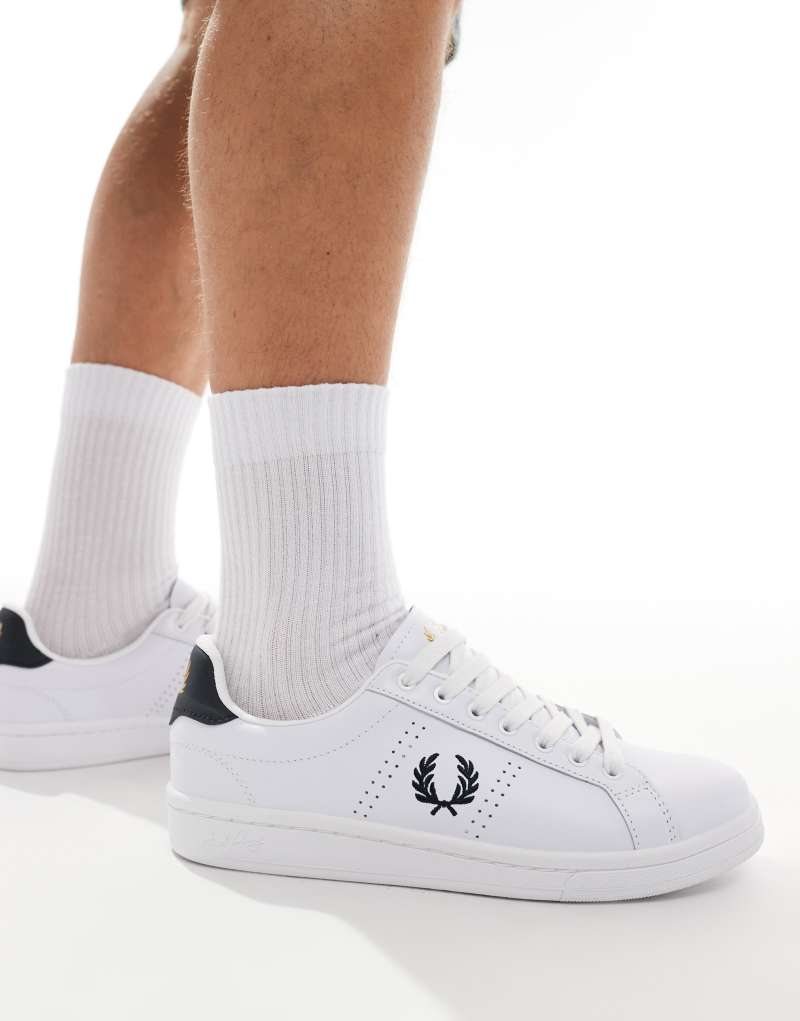 Кроссовки Fred Perry B721 из белой гладкой кожи с надежной подошвой и перфорацией Fred Perry