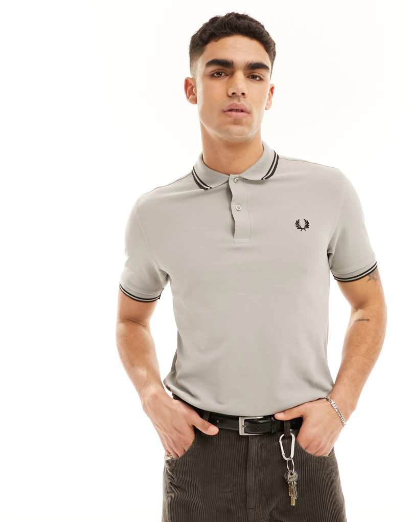 Бежевая рубашка-поло Fred Perry с фирменным логотипом и двойными вставками Fred Perry