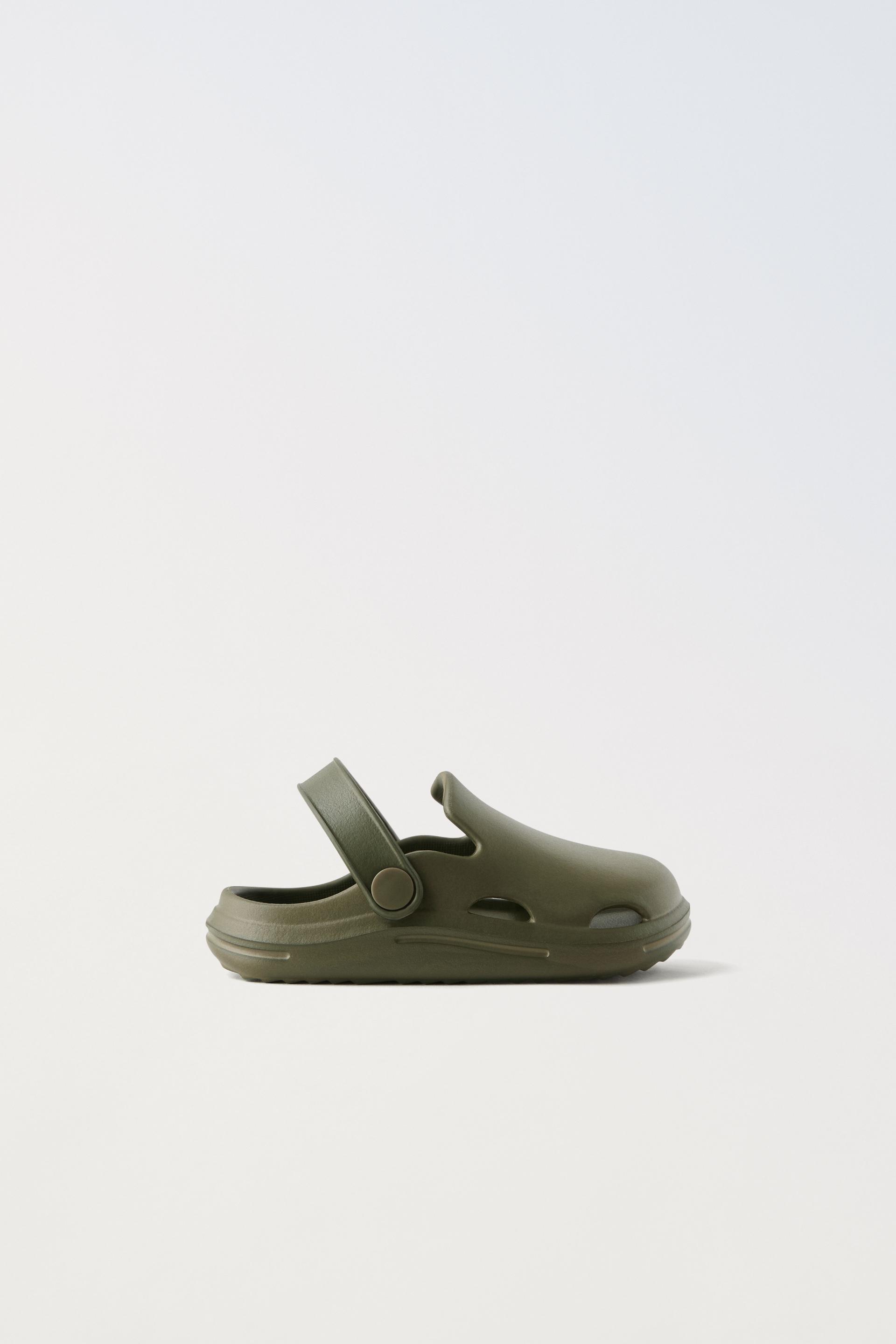 Rubber pool clogs. Back elastic strap for a better fit. Rubber soles. ZARA
