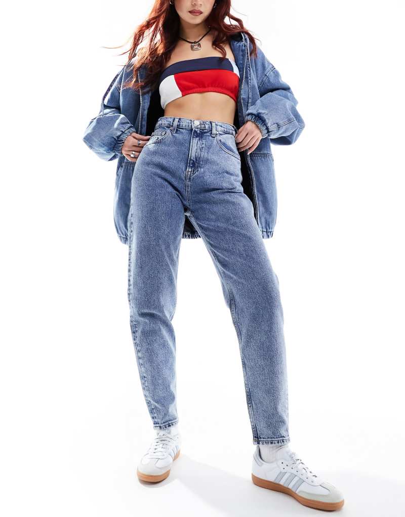 Женские Джинсы Tommy Jeans ultra high tapered mom jeans в светлом цвете Tommy Jeans