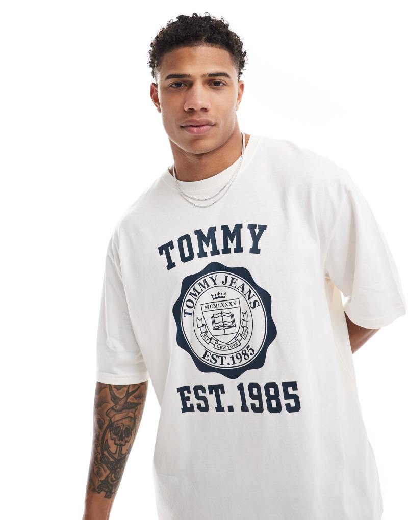 Футболка Tommy Jeans с овальным вырезом в свободном белом крое Tommy Jeans