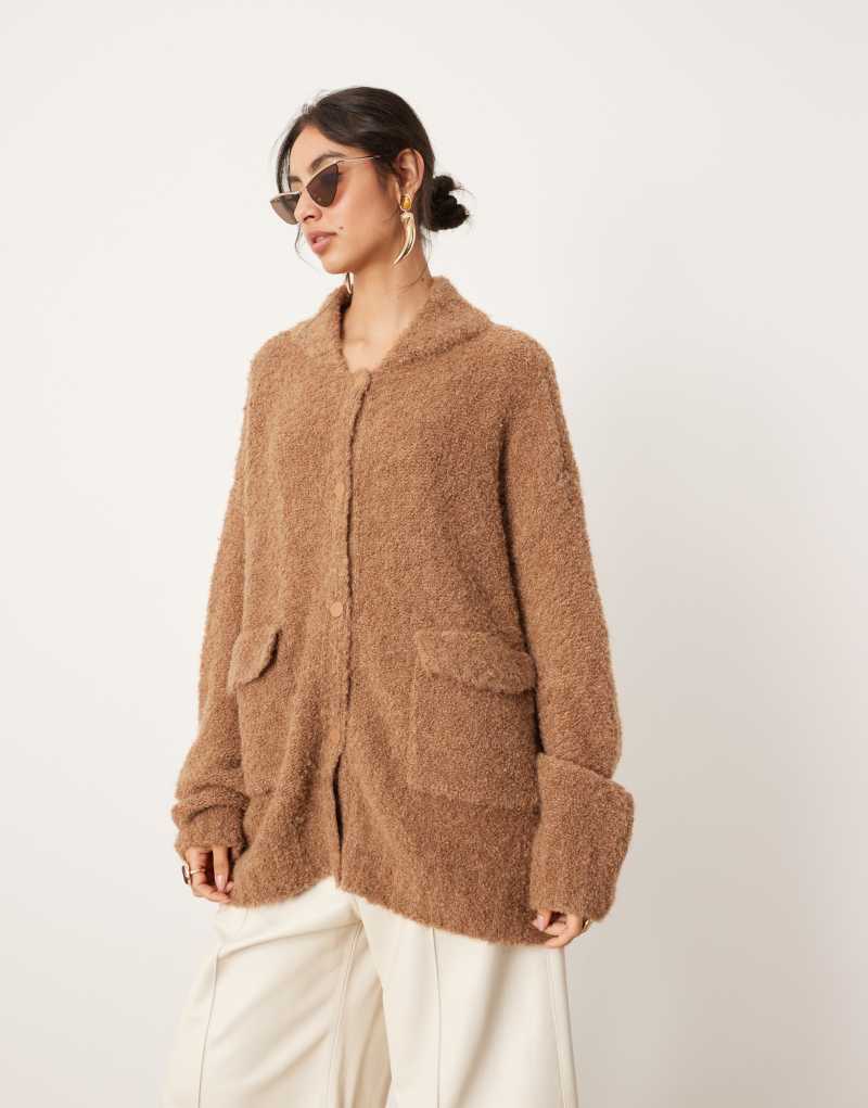 Oversized кардиган ASOS EDITION из букле с пуговицами и карманами, цвет camel ASOS EDITION