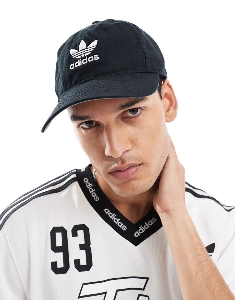 Кепка Relaxed Strapback черная с закругленным козырьком и регулируемым ремешком Adidas