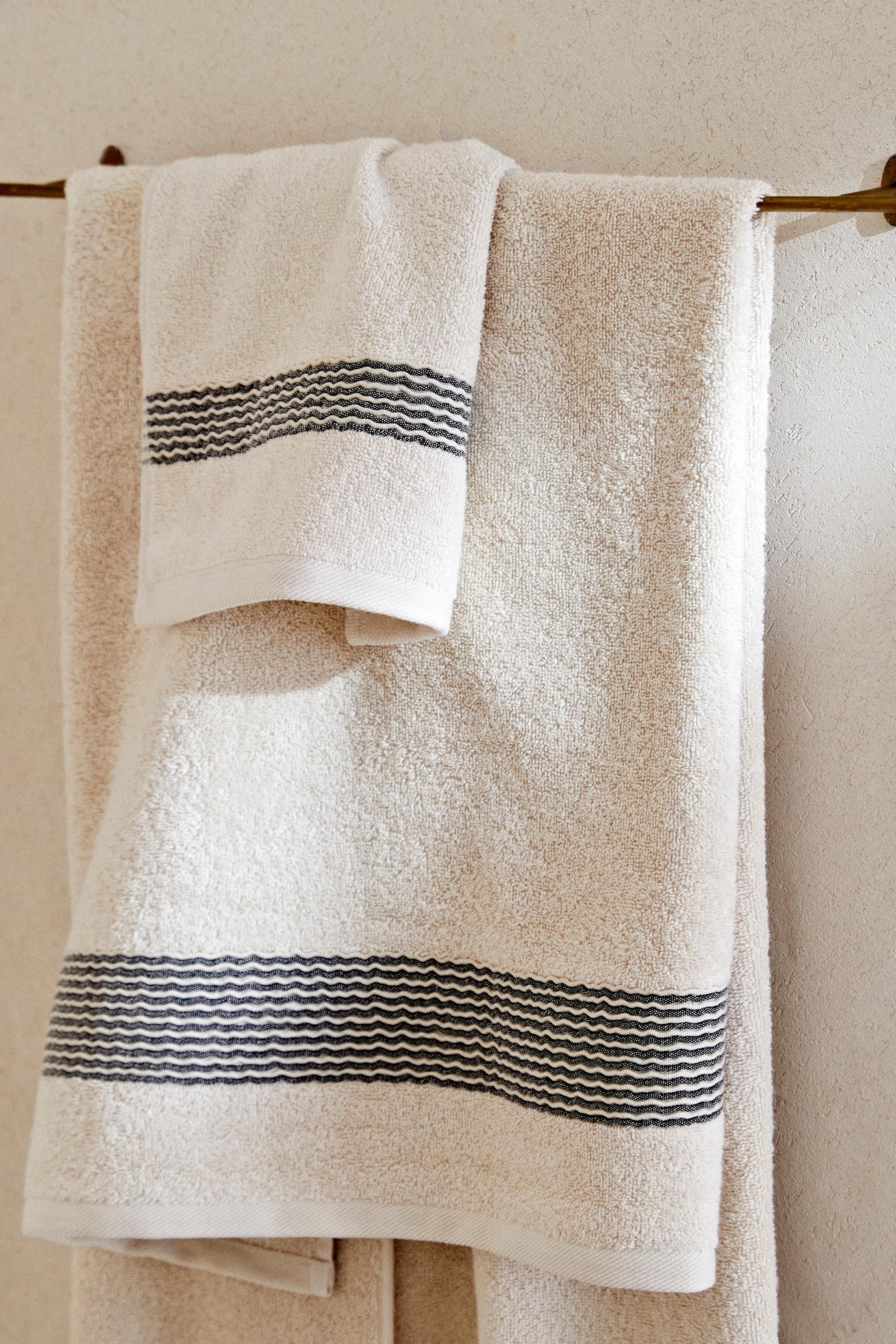 COTTON BATH TOWEL WITH PLEATED BORDER Zara Home