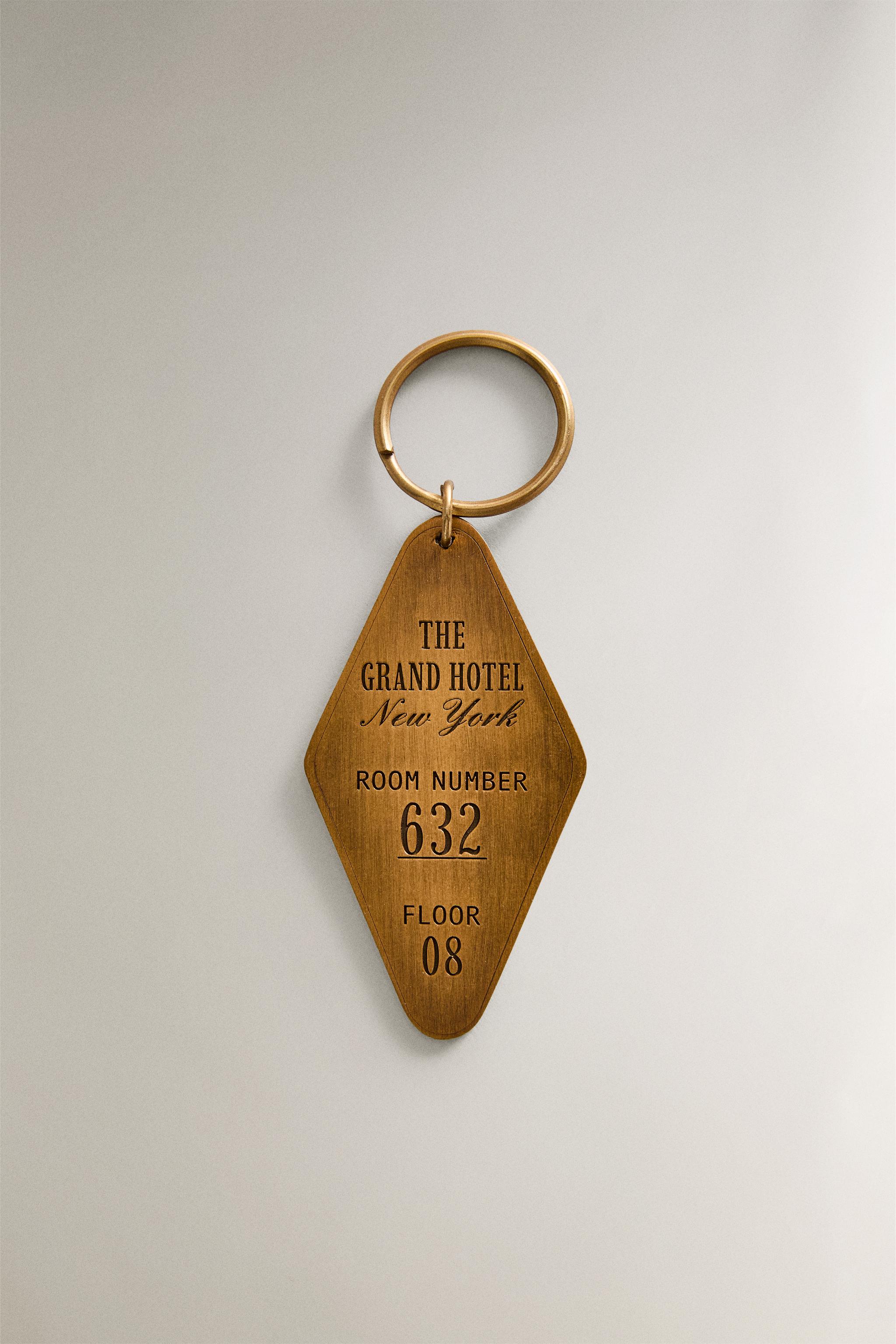 Брелок с карабином Zarahome ENGRAVED GOLDEN ALUMINUM KEYRING Zarahome