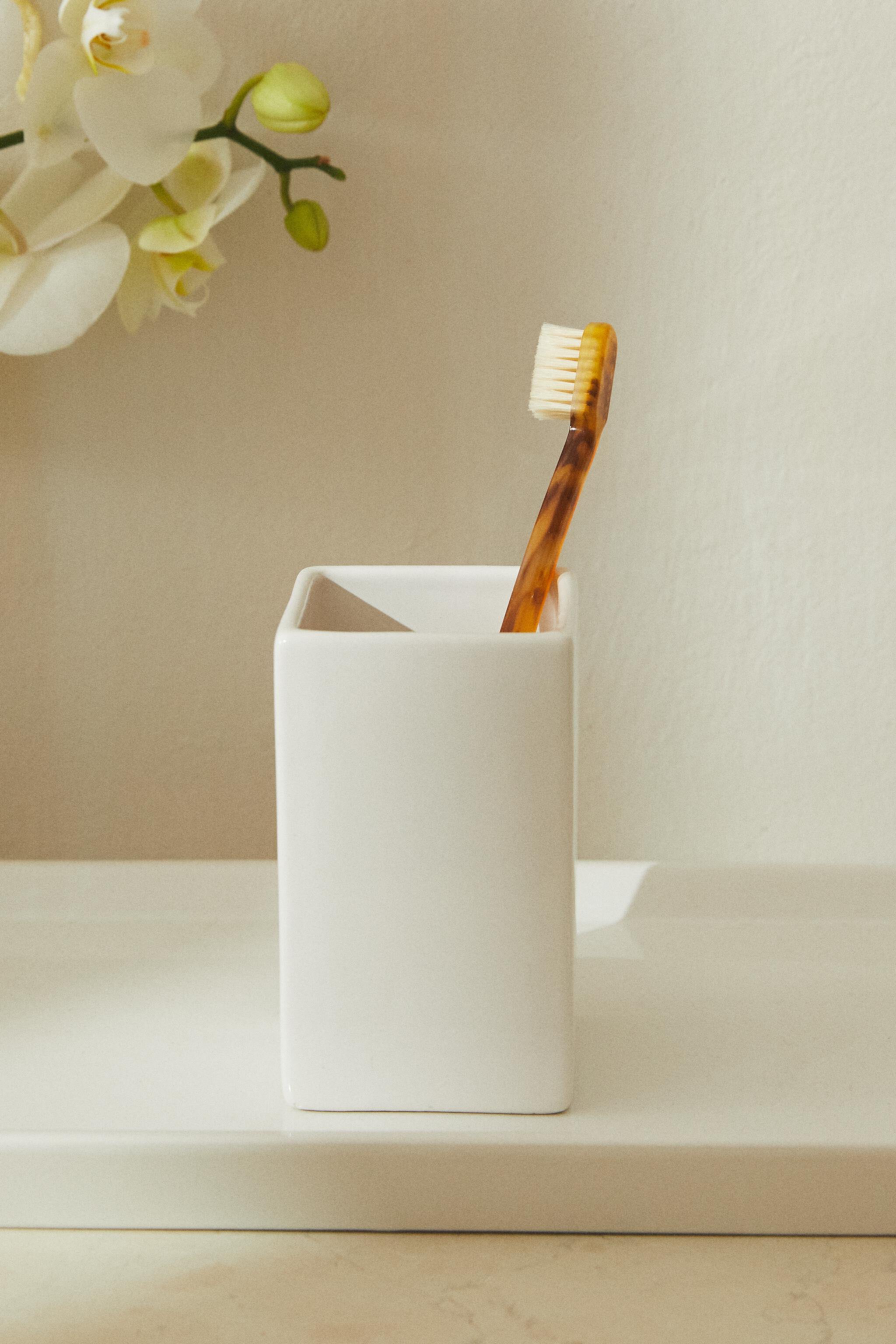 WHITE EARTHENWARE TOOTHBRUSH CUP Zara Home