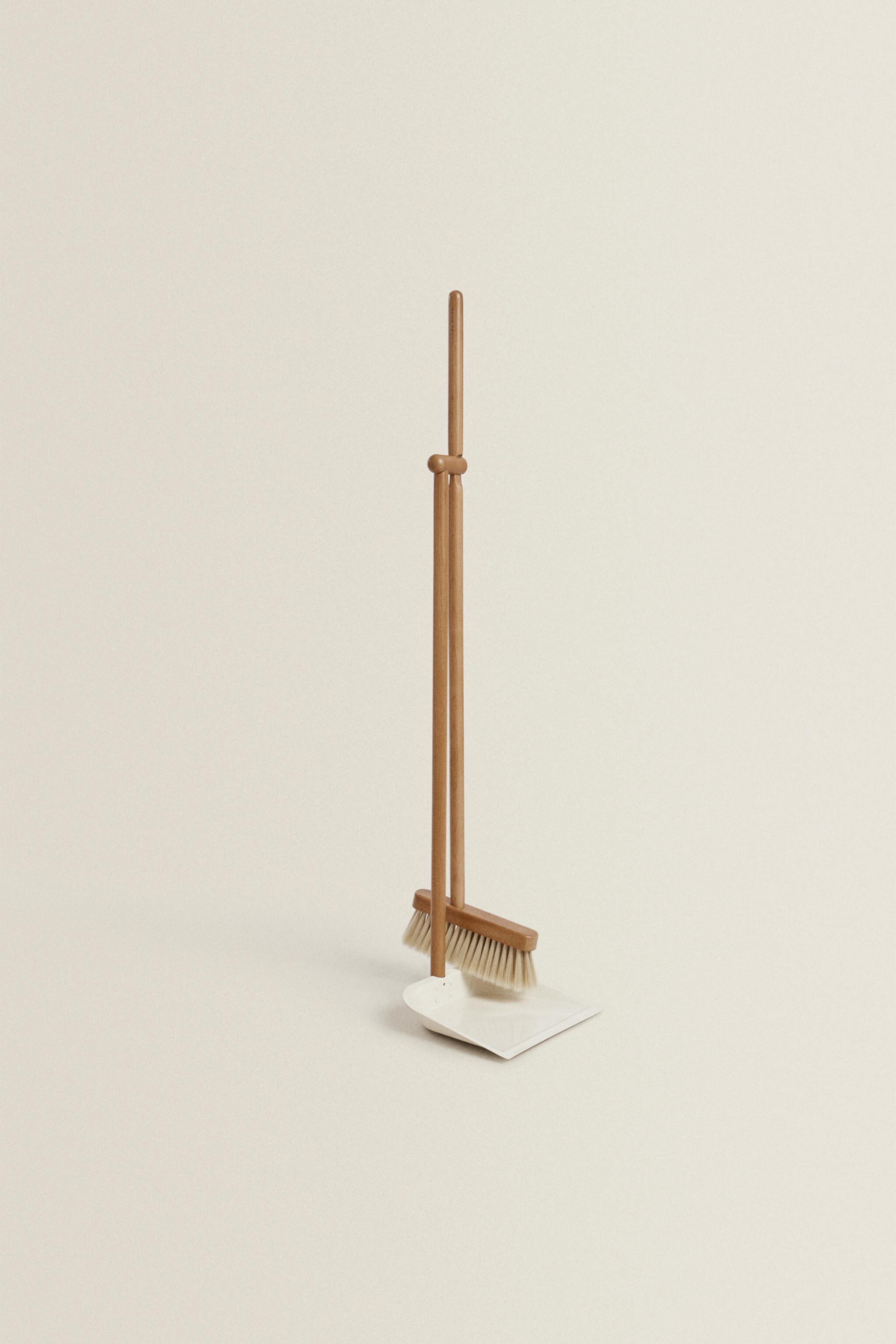 WOODEN DUSTPAN AND BRUSH SET Zara Home