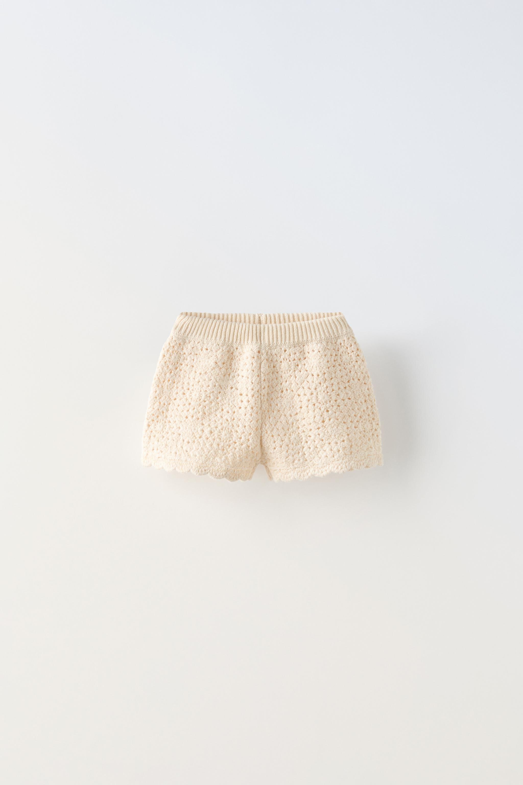 Knit shorts with elastic waistband. Scalloped hem. ZARA