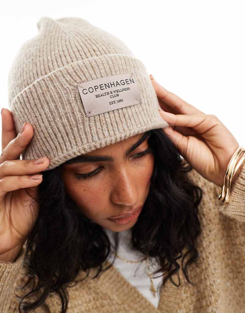 Шапка бини ASOS DESIGN copenhagen label в цвете cookie ASOS DESIGN