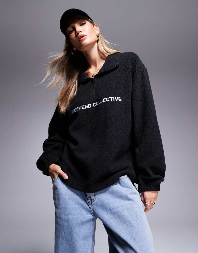 Черное флисовое худи с полузастежкой и логотипом ASOS Weekend Collective ASOS Weekend Collective