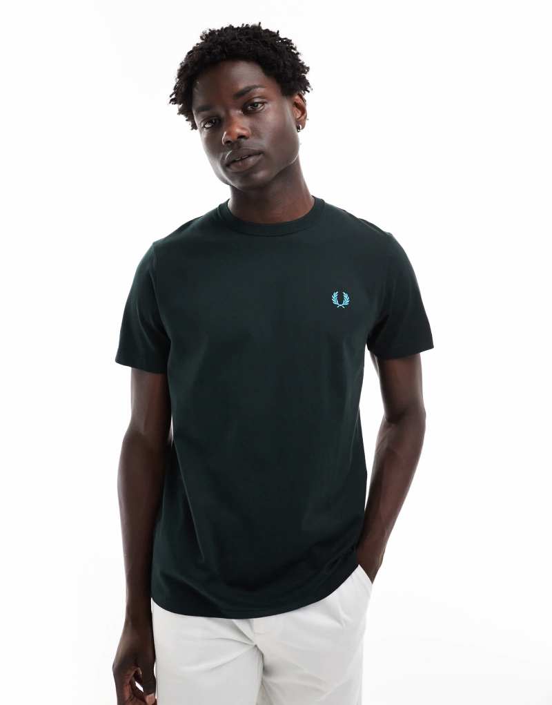 Футболка Fred Perry лесного зеленого цвета с вышитым логотипом и короткими рукавами Fred Perry