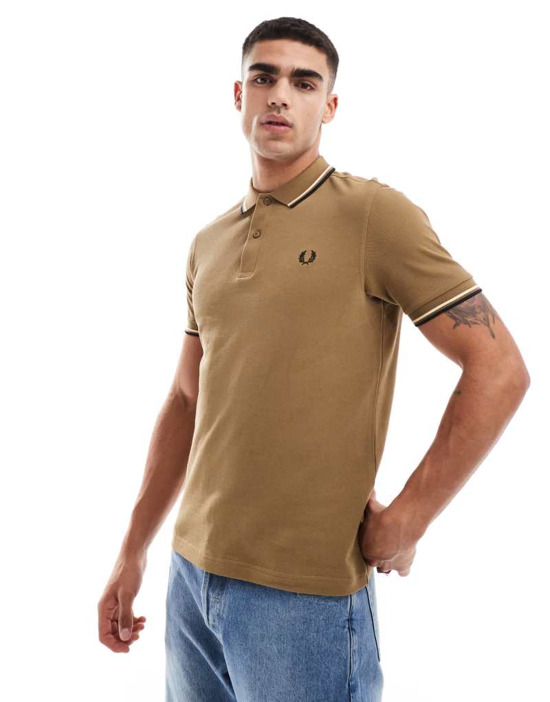 Поло Fred Perry с контрастными полосами в светло-коричневом цвете, стандартный крой Fred Perry