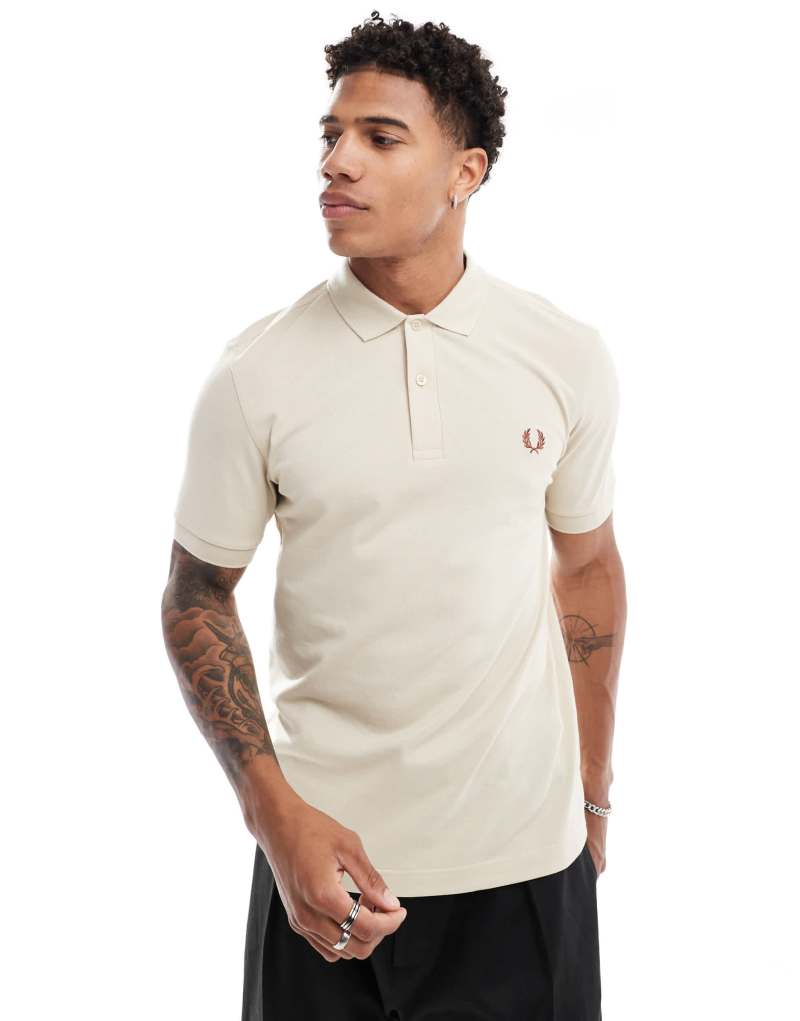 Поло Fred Perry светло-бежевое с вышивкой логотипа и классическим воротником Fred Perry