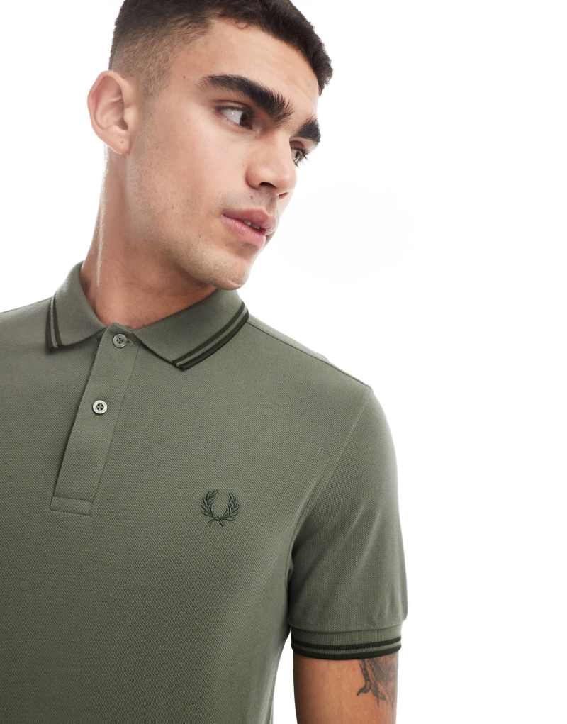 Зеленое поло Fred Perry с двойной окантовкой и вышивкой на груди Fred Perry