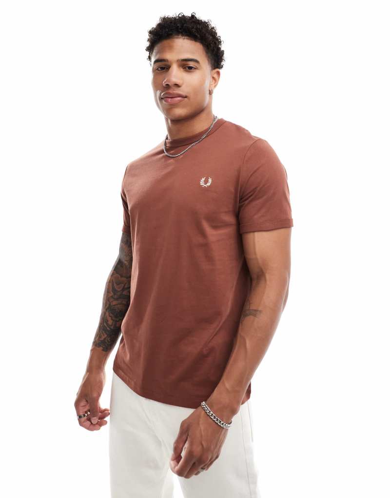 Глинистая коричневая футболка Fred Perry с коротким рукавом и вышитым логотипом Fred Perry