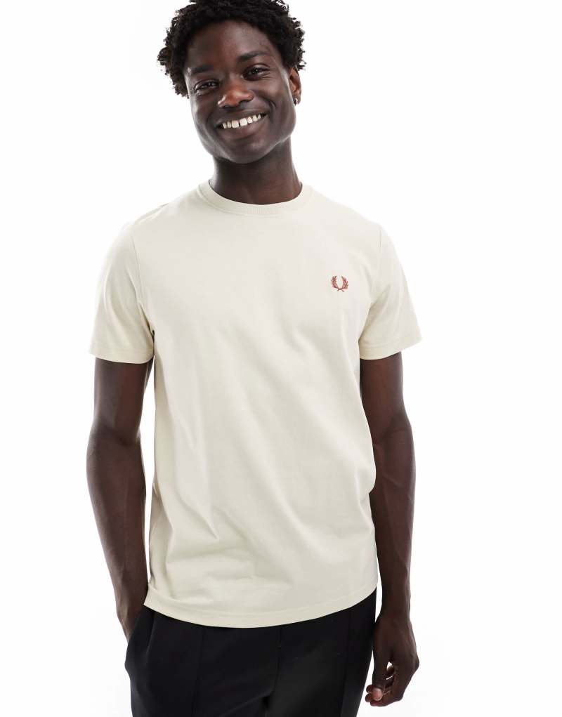 Футболка Fred Perry с короткими рукавами, вышивкой логотипа и цветом слоновой кости Fred Perry