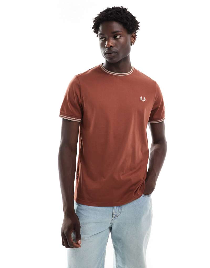 Футболка Fred Perry с контрастной отделкой цвета глёной коричневый Fred Perry