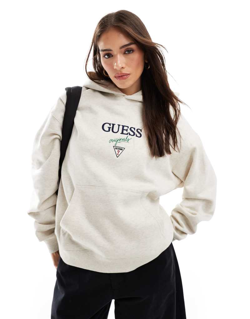 Серое худи Guess Originals с логотипом, фиксированным капюшоном и карманом-кенгуру Guess