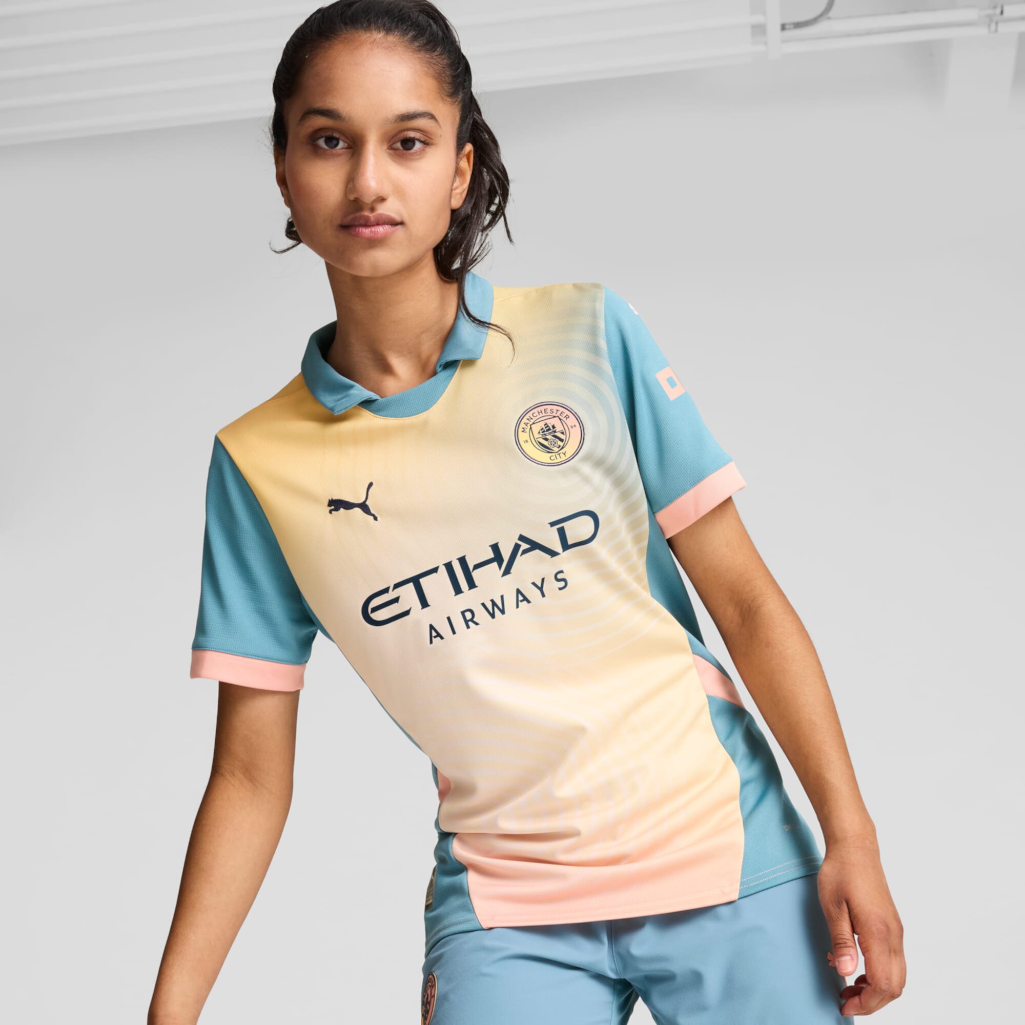 Женская реплика четвертой футбольной формы Manchester City 24/25 от PUMA Puma