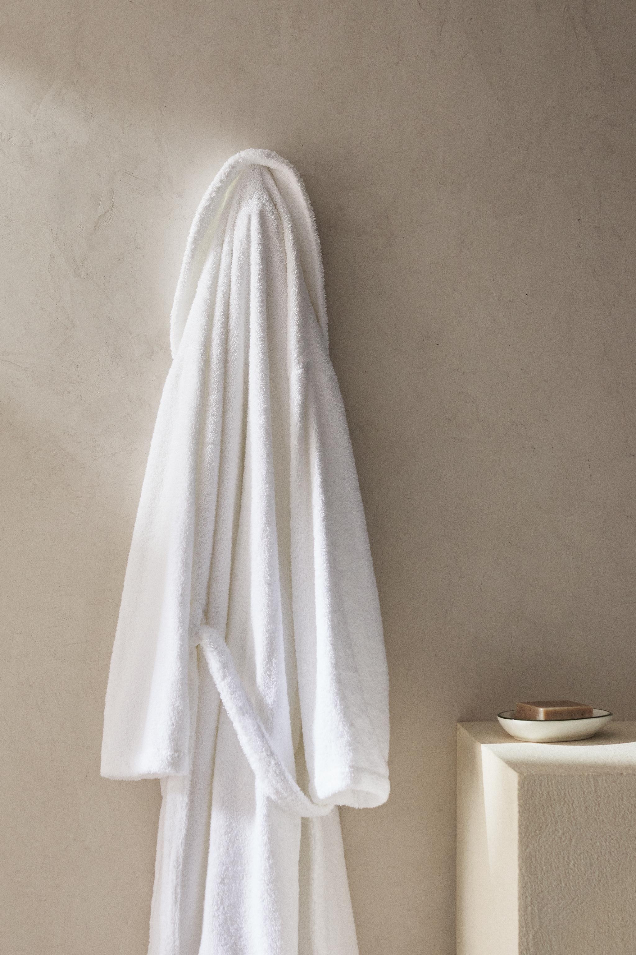 (420 GXM²) PREMIUM COTTON BATHROBE Zara Home