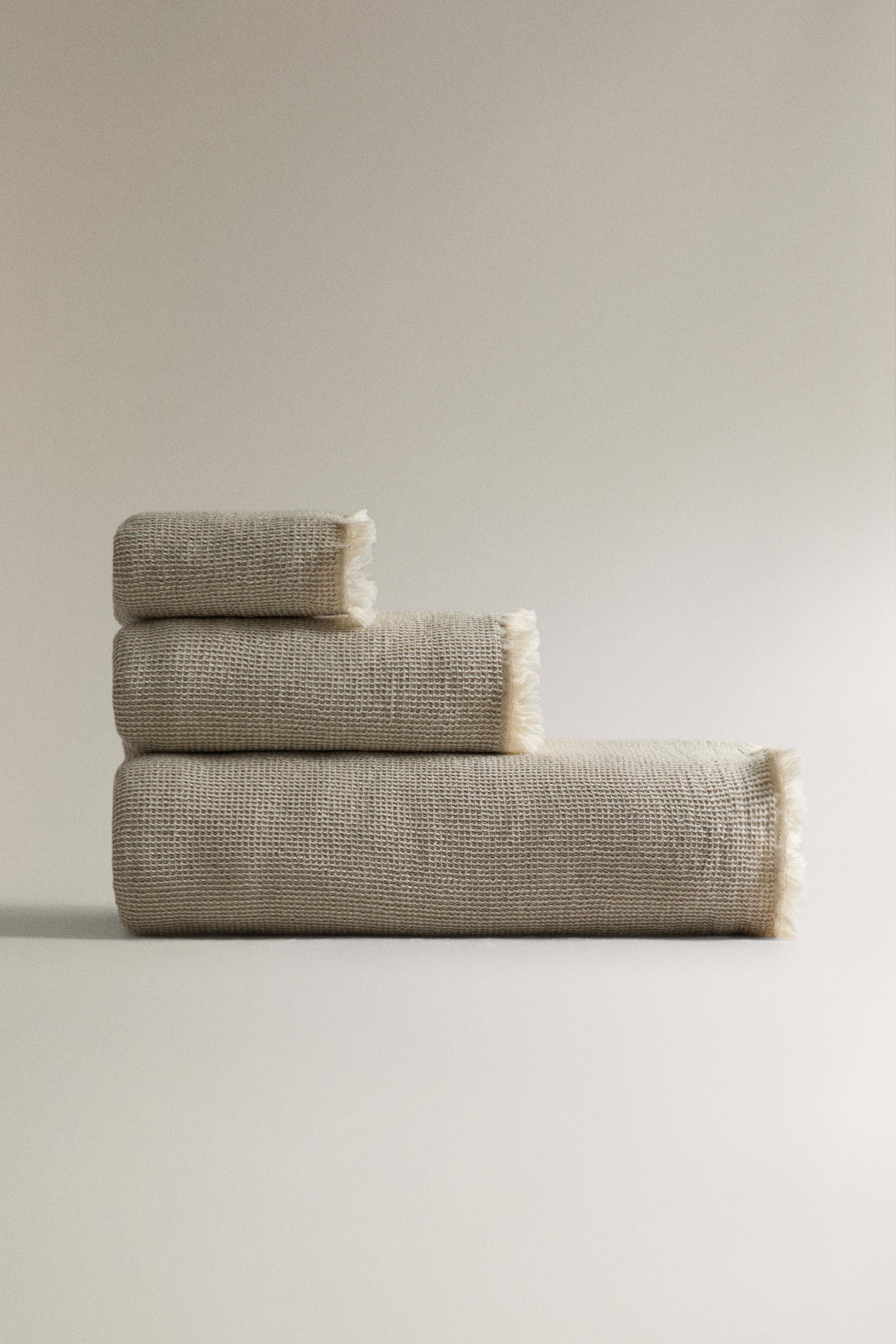 WAFFLE-KNIT COTTON BATH TOWEL WITH FRINGING Zara Home