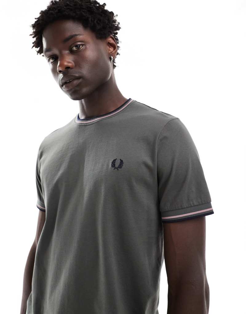 Футболка Fred Perry с контрастной окантовкой в лесном зелёном цвете, обычная посадка Fred Perry