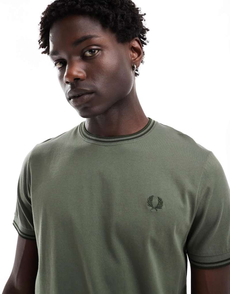 Оливковая хлопковая футболка Fred Perry с контрастными полосками и стандартным кроем Fred Perry