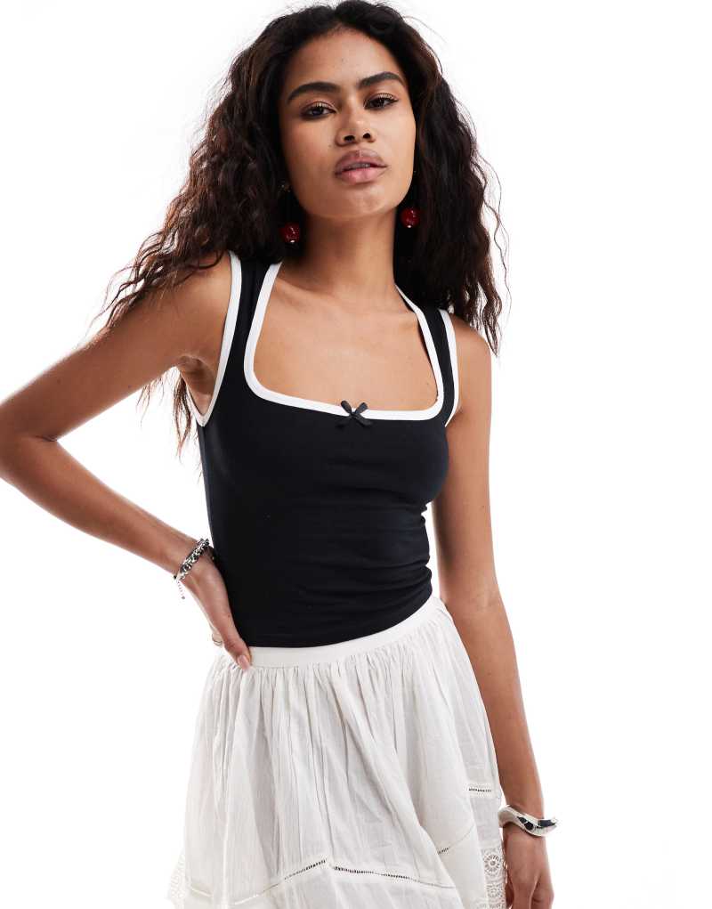 Motel shinju scoop neck top in black and white Motel