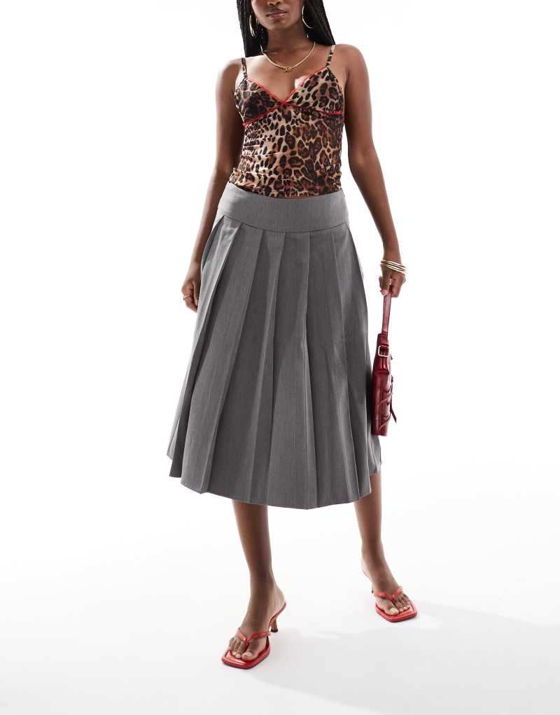 Motel trisma pleated midi skirt in gray Motel