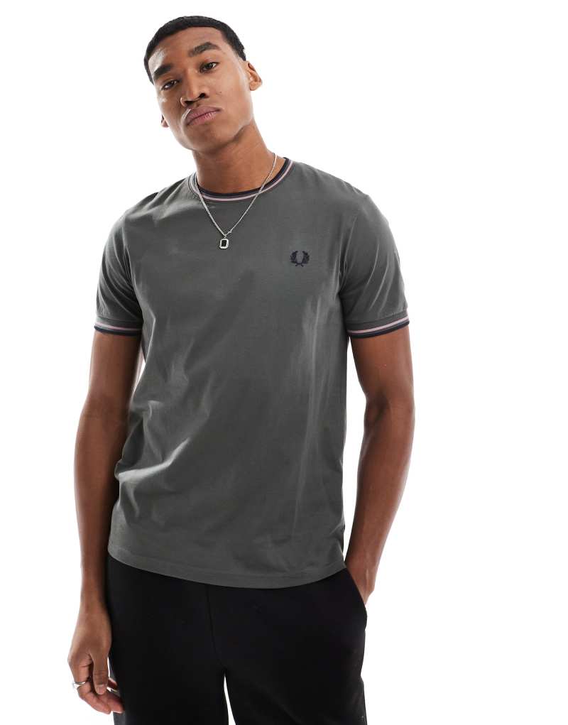 Серая футболка Fred Perry с логотипом и короткими рукавами Fred Perry