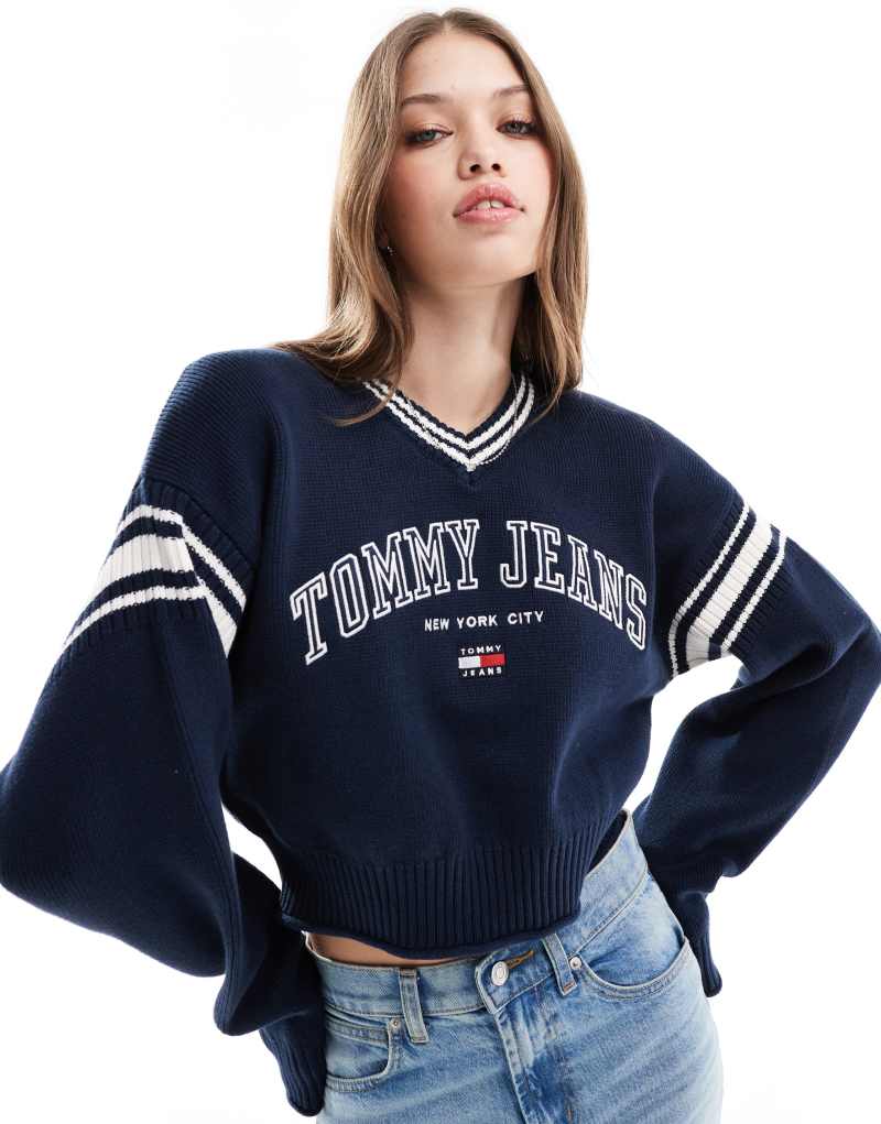 Женский Свитер Tommy Jeans crop varsity с V-образным вырезом в темно-синем цвете Tommy Jeans