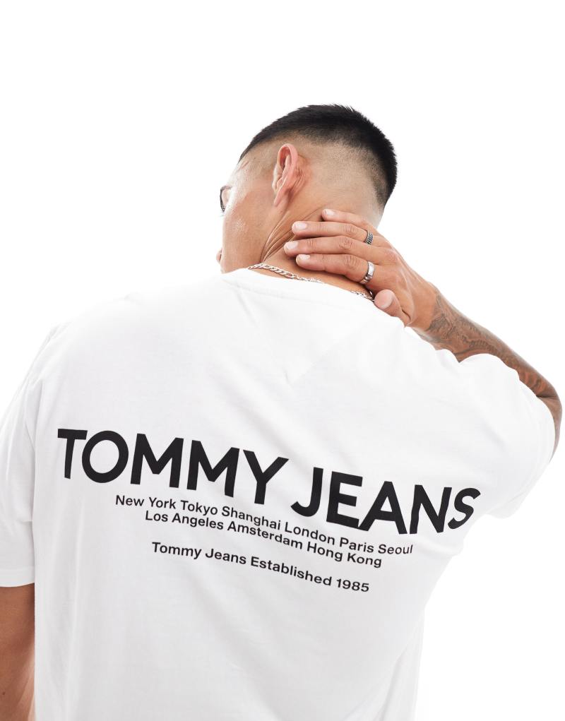 Мужская Футболка Tommy Jeans классическая с линейным принтом на спине в белом цвете Tommy Jeans