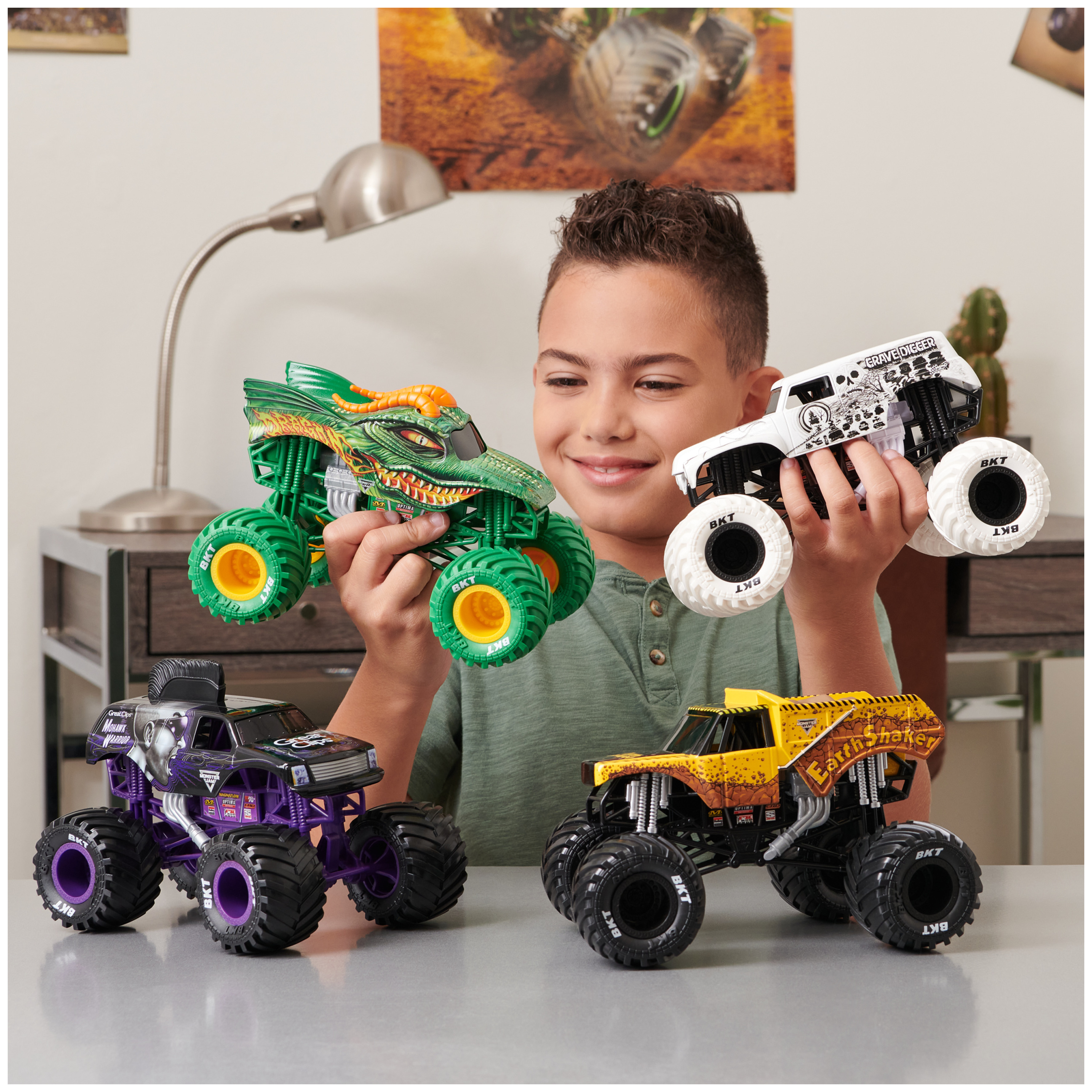 Monster Jam, Batman 1:24 Scale Die-Cast Monster Truck Monster Jam