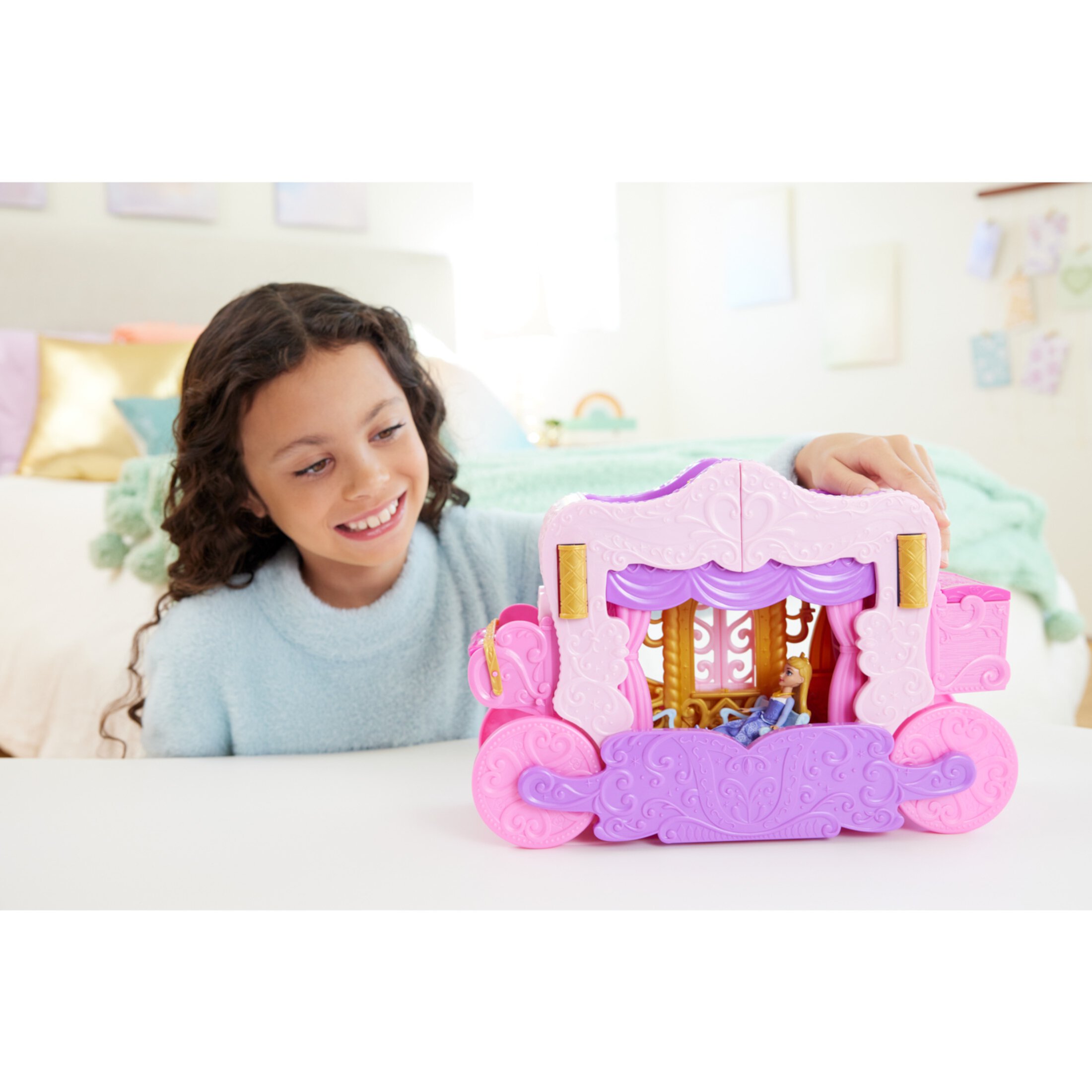 Disney Princess Carriage to Castle Transforming Playset with Aurora Small Doll, 4 Figures & 3 Levels Disney Princess