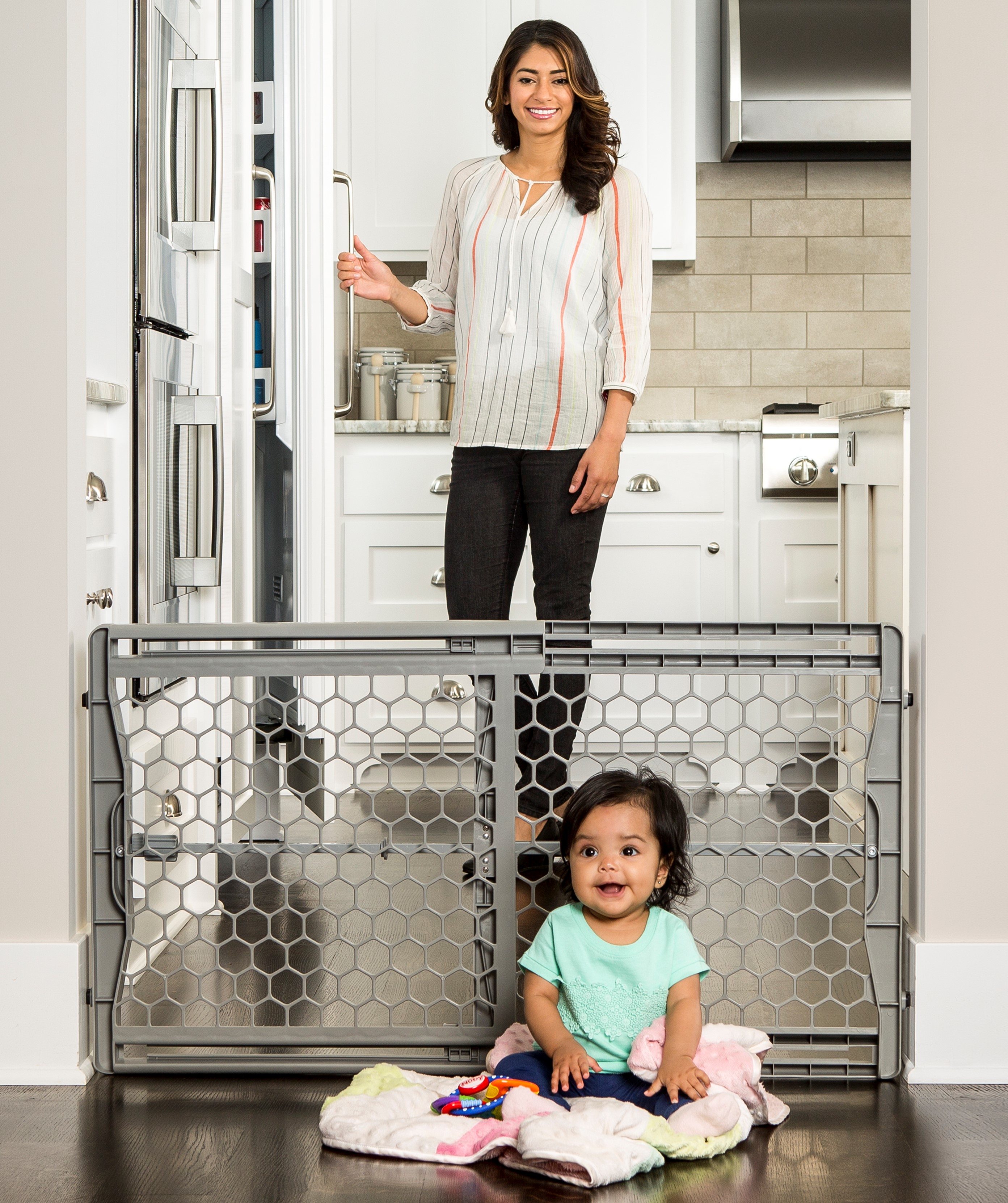 Regalo Plastic Baby Safety Gate, Gray, Sturdy Plastic Frame, Ages 6 to 24 Months Regalo