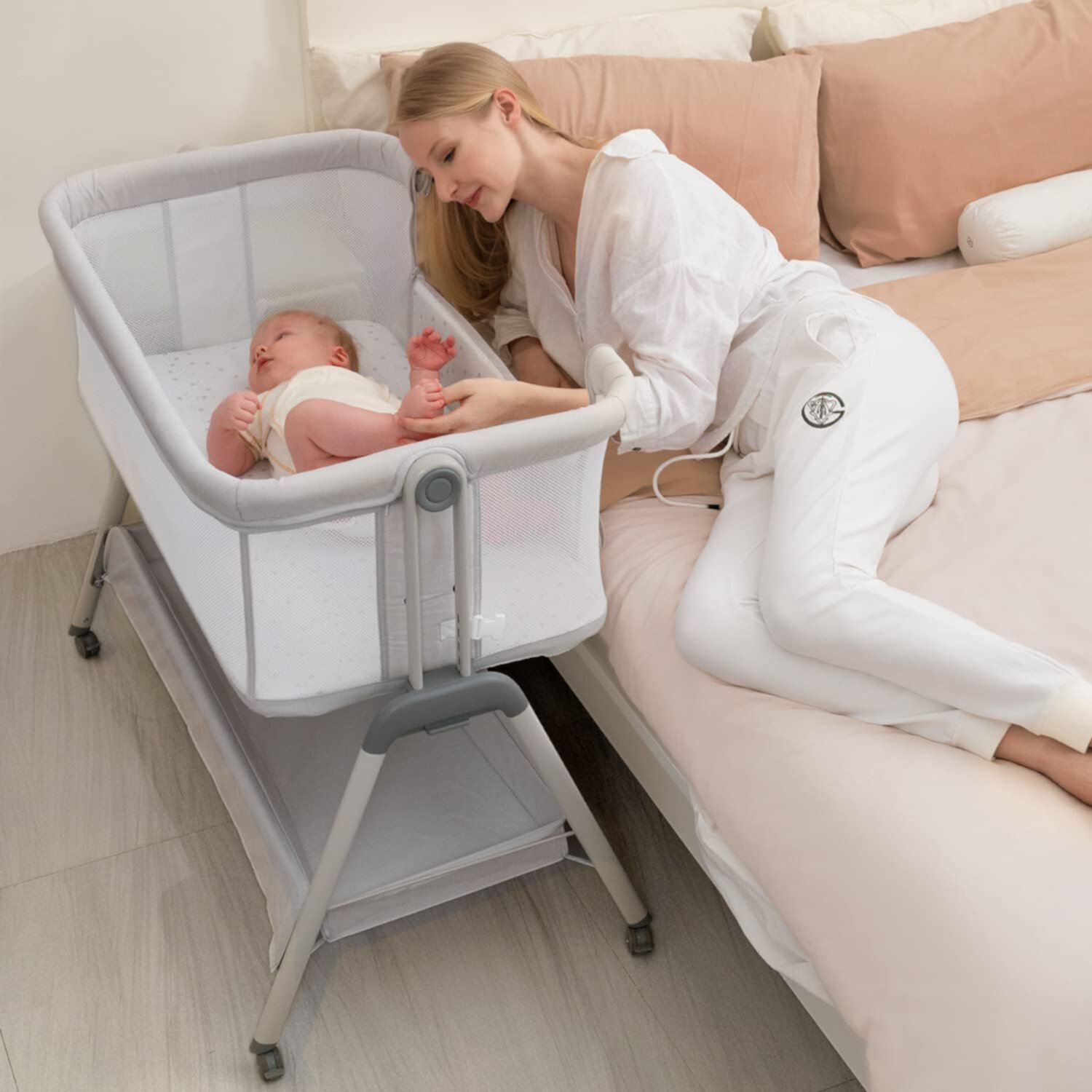 ANGELBLISS Flat Bedside Bassinet with Storage Basket, Easy Folding Portable Crib with Wheels, Included Breathable Mesh, Cozy Mattress(Off-White)(0-6 months) ANGELBLISS