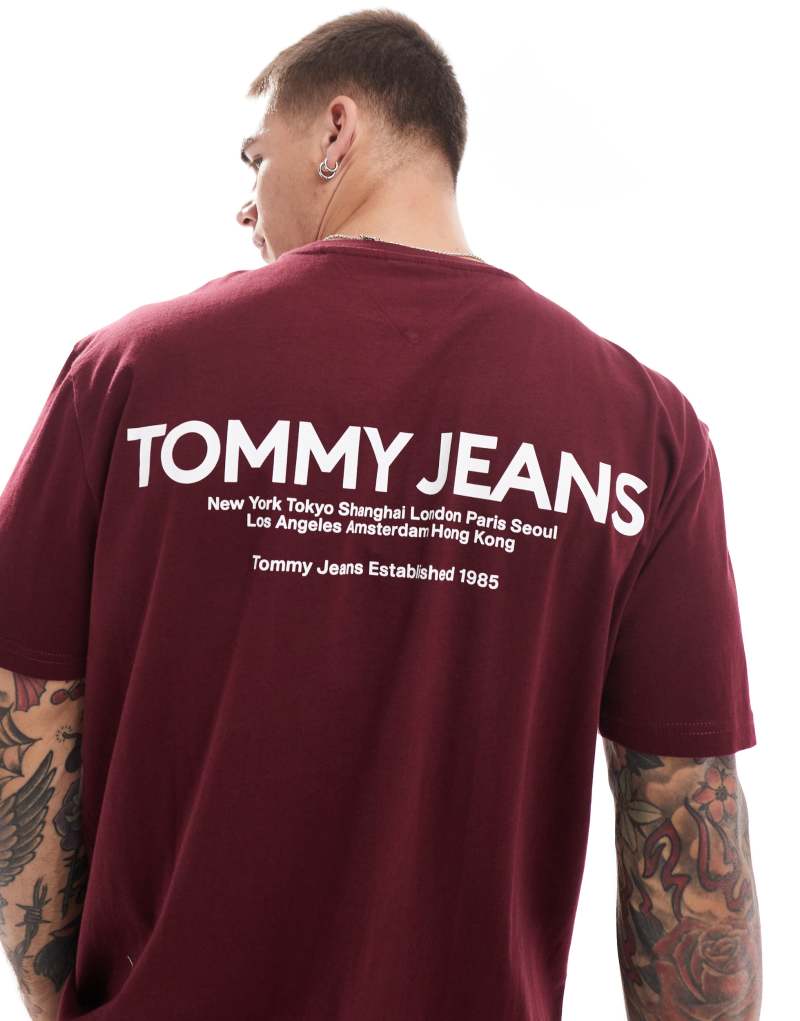 Мужская Футболка Tommy Jeans классическая с принтом на спине в сливовом цвете Tommy Jeans