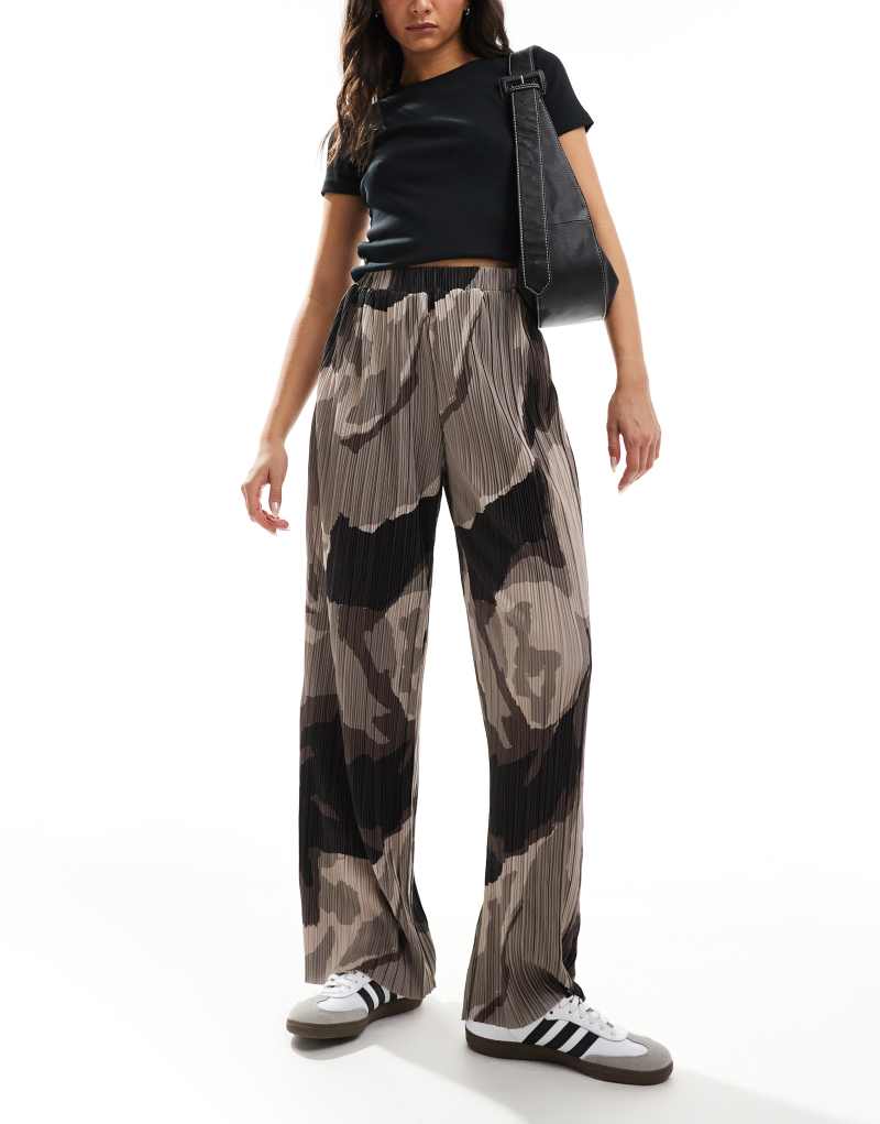 Vero Moda plisse wide leg pants in brown abstract print VERO MODA