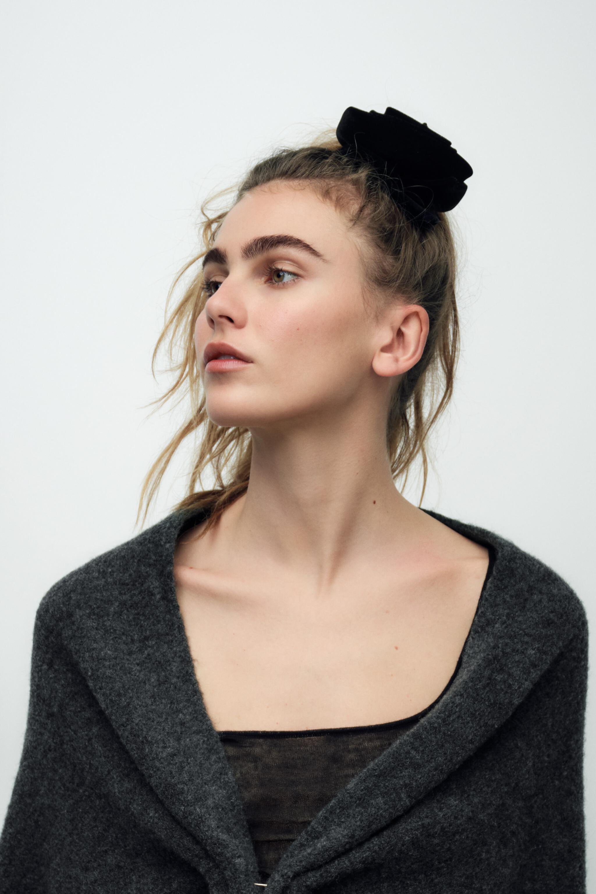 Резинка для волос ZARA VELVET FLOWER SCRUNCHIE ZARA