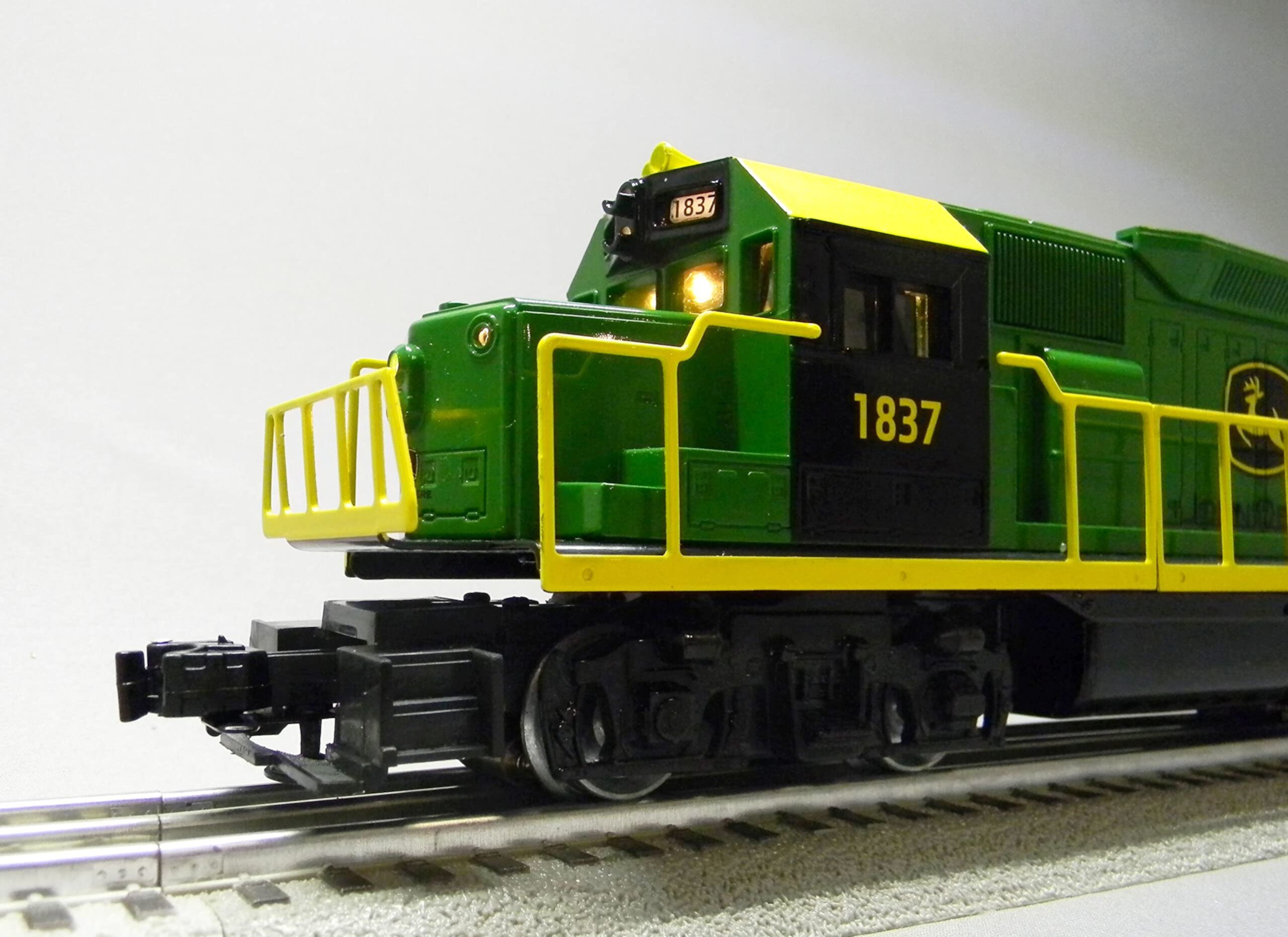 Lionel John Deere LIONCHIEF GP38 Diesel Locomotive Engine O Gauge 2123040-E Lionel