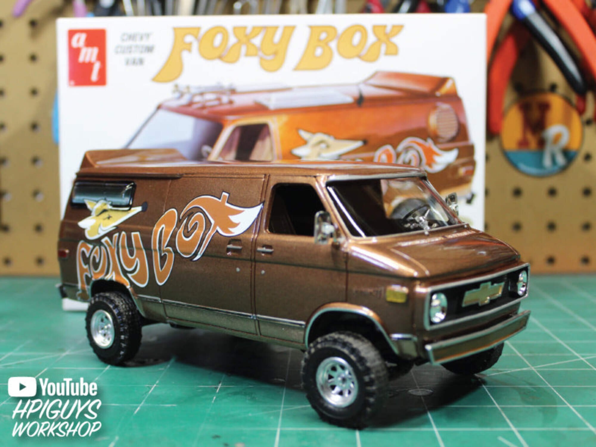 AMT 1975 Chevy Van Foxy Box 125 AMT1265 Plastics Car/Truck 1/24-1/25 AMT