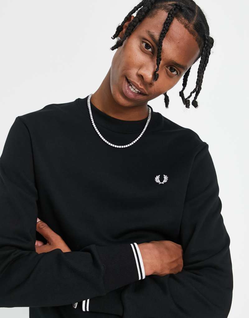 Свитшот Fred Perry черный с вышитым логотипом и круглым вырезом Fred Perry