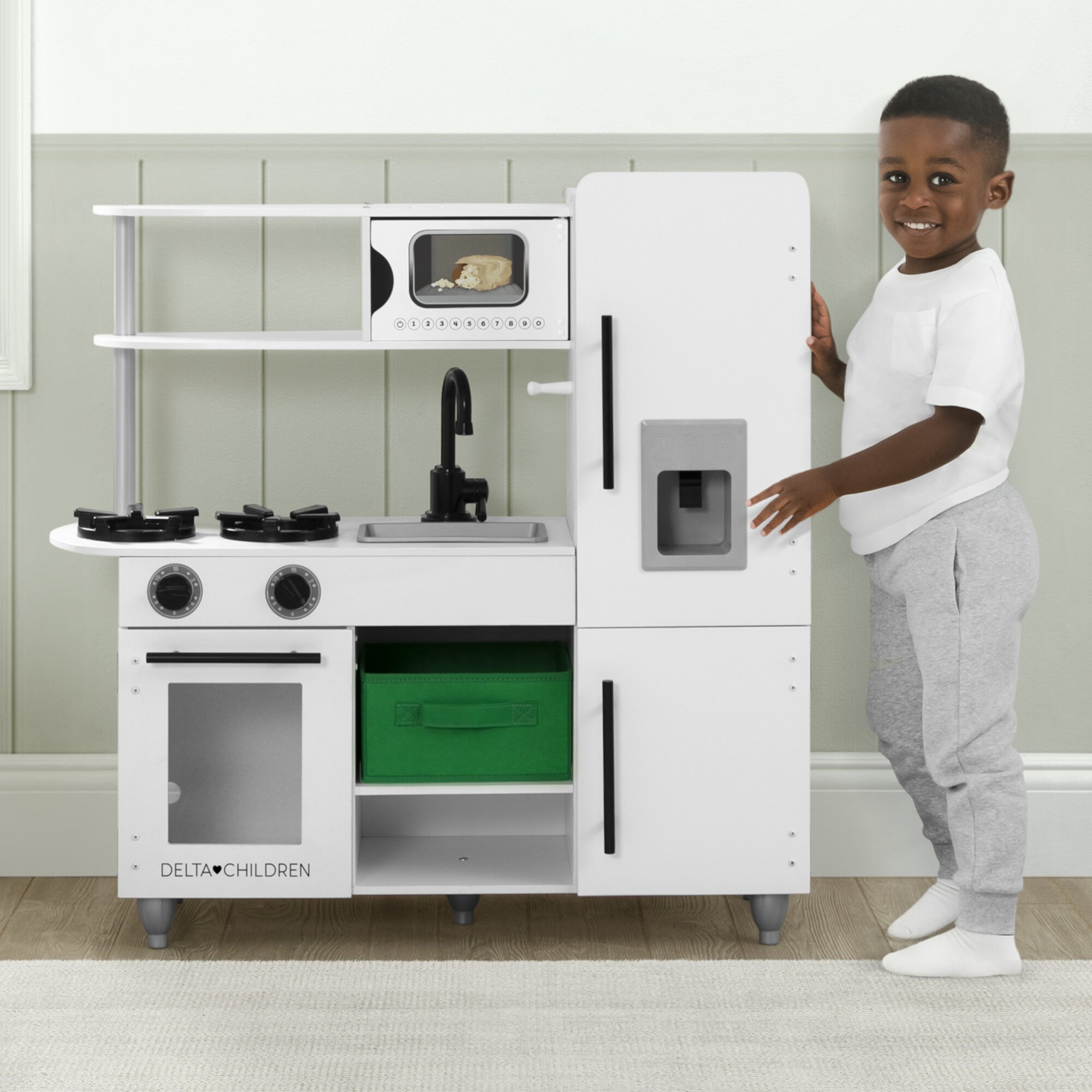 Delta Children Deluxe Modern Kitchen - Toy Kitchen Playset with Realistic Knobs that Turn/Click, Oven, Sink and Fridge/Freezer with Ice Maker, White Delta Children