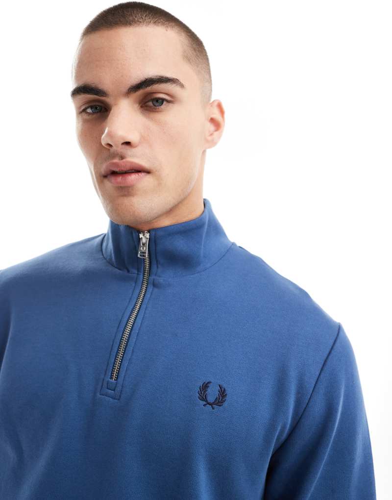 Синяя толстовка Fred Perry с высоким воротником и вышивкой логотипа Fred Perry