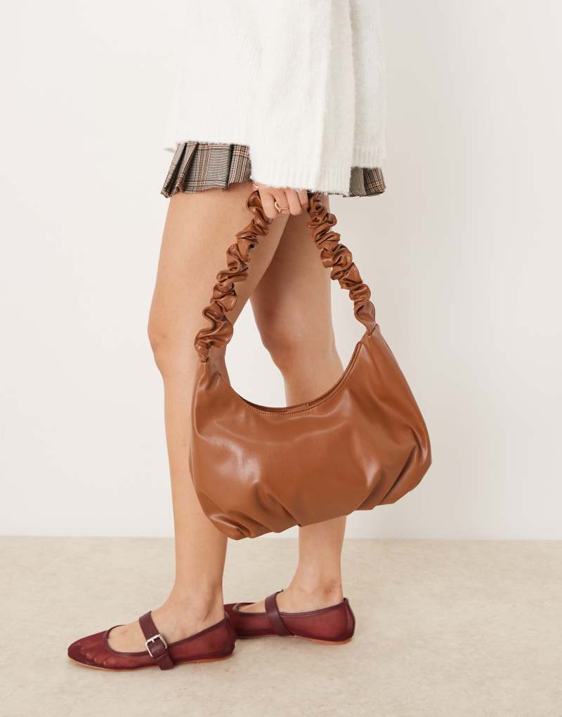 Glamorous rouched top handle bag in tan GLAMOROUS