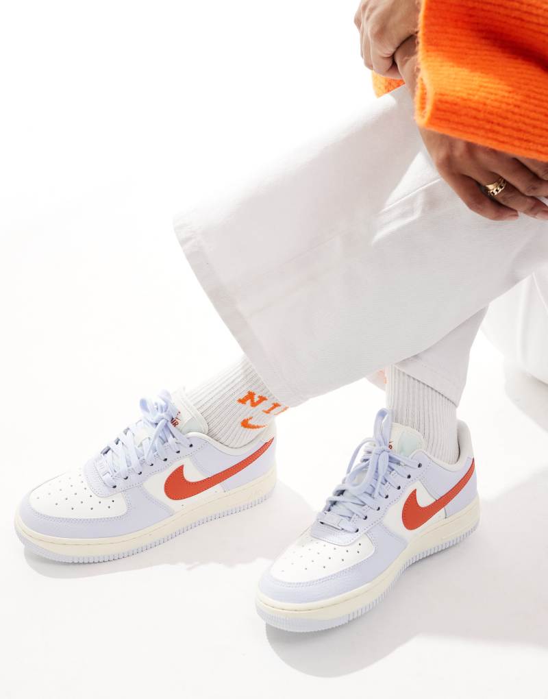 Кроссовки Nike Air Force 1 '07 серые и оранжевые с амортизирующей технологией Air Nike